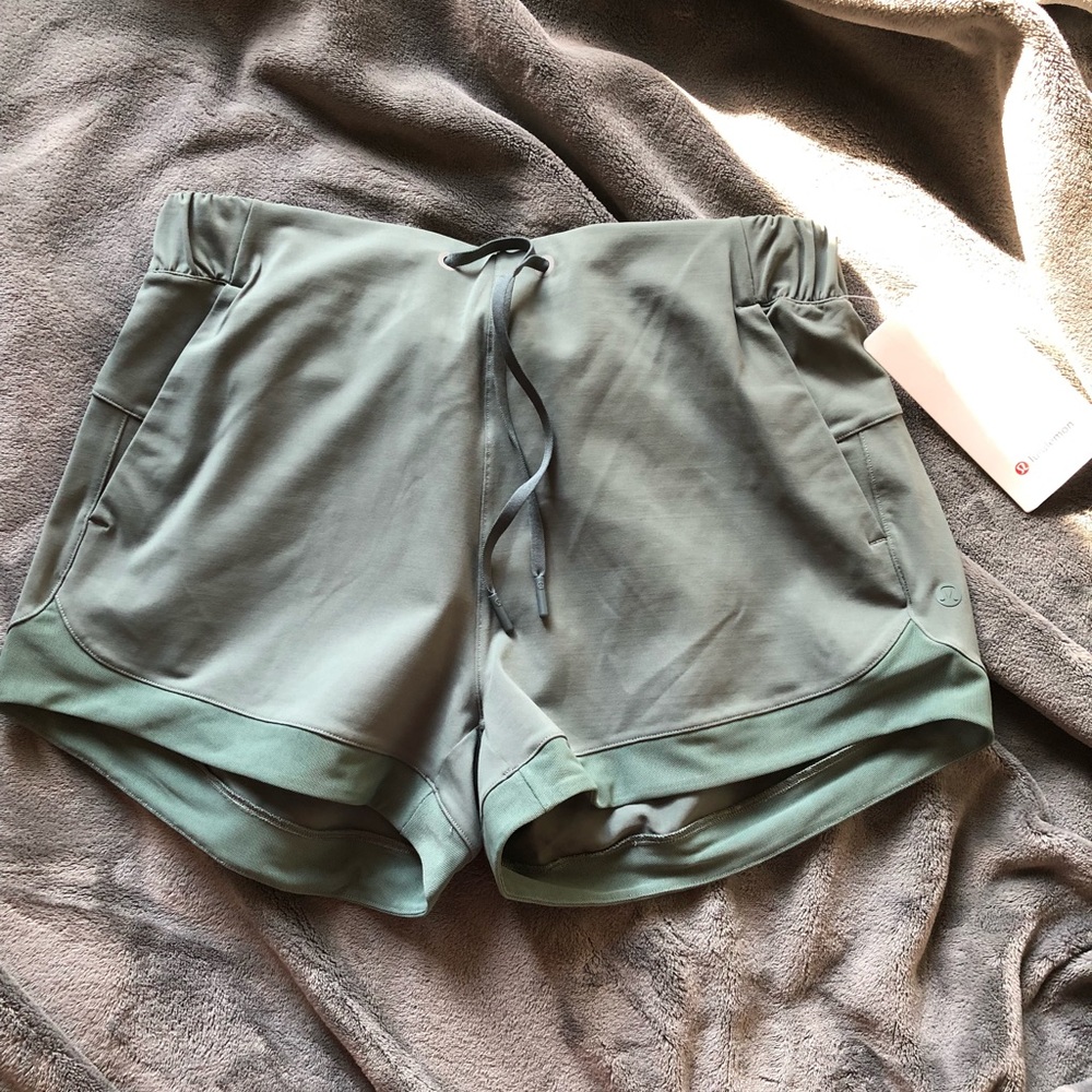 NWT Lululemon Sunsetting Short!